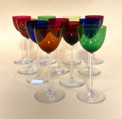 de nombreux verres à vin alignés en rang sur la table