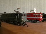 un petit train posé sur une table