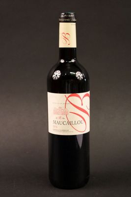 la bouteille de vin rouge est posée sur la table