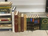 beaucoup de livres empilés les uns sur les autres par terre