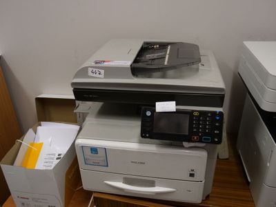 une imprimante posée sur un bureau, à côté d'une boîte