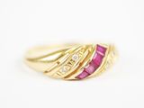 un gros plan d'une bague en or sertie d'une pierre rose et de diamants