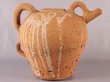 un grand vase marron muni d'anses, sur fond blanc