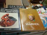 de nombreux livres posés sur une table