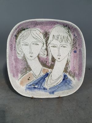 une assiette sur laquelle est représentée une image de deux femmes