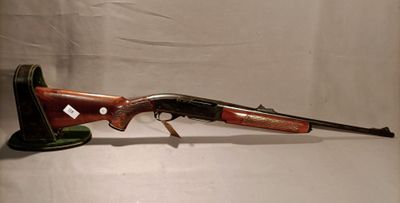 a rifle that is sitting on top of a table