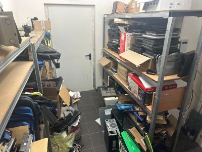 3 étagères galva Lot issu d’une vente judiciaire.