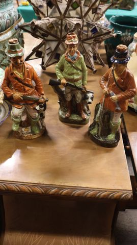 Trois bouteilles en barbotine anthropomorphes « chasseurs »