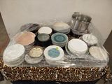 de nombreuses assiettes et bols posés sur une table recouverte d'un film plastique