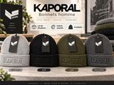 plusieurs chapeaux de différentes couleurs exposés dans un magasin