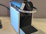 une machine à café posée sur une table