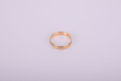 un anneau d'or sur une surface blanche