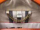 un gros plan d'un sac à main muni d'une chaîne
