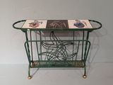 une petite table sur laquelle est posé un livre