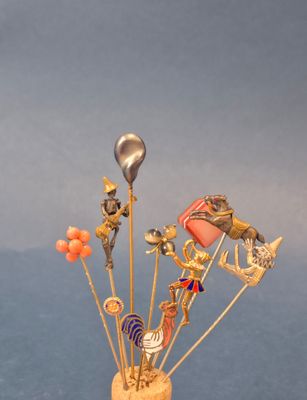 un vase contenant tout un tas d'objets divers