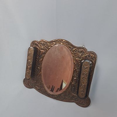 un miroir accroché au mur à côté d'un autre miroir