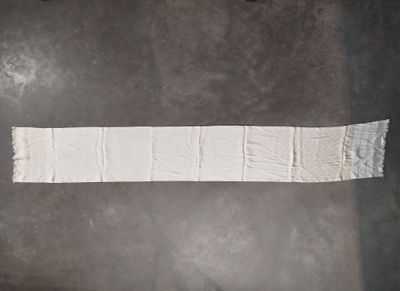 un rouleau de papier toilette posé par terre à côté des toilettes