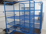 un chariot bleu au milieu d'une cuisine