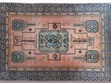 un vieux tapis orné d'un motif en médaillon