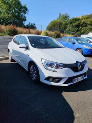 une voiture blanche garée dans un parking à côté d'autres voitures
