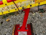 une balançoire rouge et jaune avec une chaîne