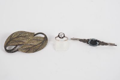 deux bijoux posés l'un à côté de l'autre sur une table