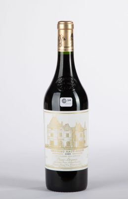 gros plan d'une bouteille de vin sur fond blanc