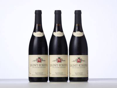 trois bouteilles de vin posées sur une table