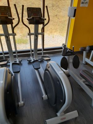 une salle de sport avec une rangée de vélos d'appartement