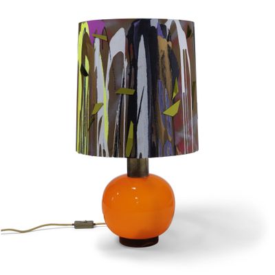 une lampe posée sur une table et munie d'un abat-jour