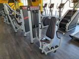 une salle de sport avec des machines et d'autres équipements