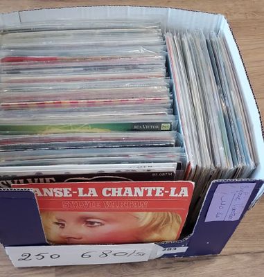 beaucoup de CD dans une boîte posée sur la table