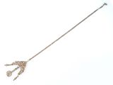 une image représentant un long collier en argent orné d'une girafe