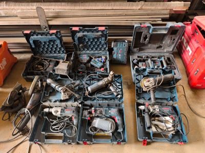 de nombreux outils posés sur une table