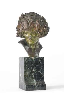 sculpture représentant le buste d'un garçon aux cheveux bouclés, posée sur un socle en marbre