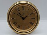 une horloge en or avec des chiffres romains sur le cadran