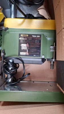 une machine qui se trouve à l'intérieur d'une boîte