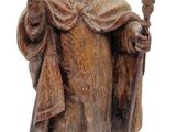statue en bois représentant un homme avec une canne et un chapeau