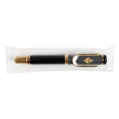 un stylo plume noir et doré posé sur un sac transparent