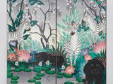 une image représentant un tableau représentant une scène de jungle avec des zèbres et d'autres animaux