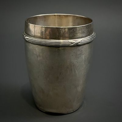 une coupe en argent posée sur une table