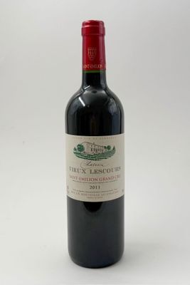 la bouteille de vin rouge est posée sur une surface blanche