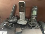 beaucoup de téléphones et d'autres appareils électroniques posés sur la table