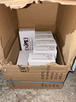 une boîte en carton contenant plusieurs autres boîtes