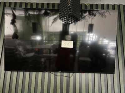 un grand téléviseur à écran plat accroché au mur