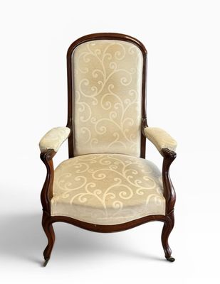 une image représentant une chaise dont le dossier et les accoudoirs sont recouverts d'un tissu beige