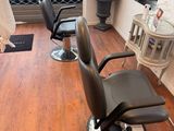 two chairs that are sitting in a room