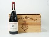 une bouteille de vin posée à côté d'une caisse en bois