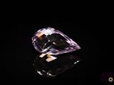gros plan d'un diamant violet sur une surface noire