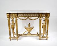 Console en bois richement sculpté et doré. (photo 2)